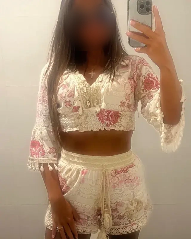 Julie - Image 7